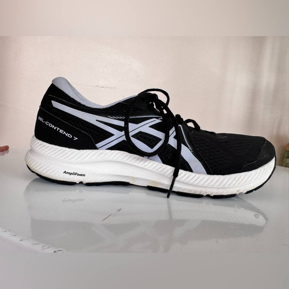 Women’s ASICS Gel-Contend 7 Black and White Running / Walking Shoes size 10.5